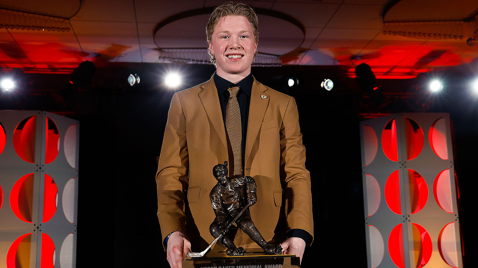 Minnesota Duluth’s Max Plante Claims 2026 Hobey Baker Award